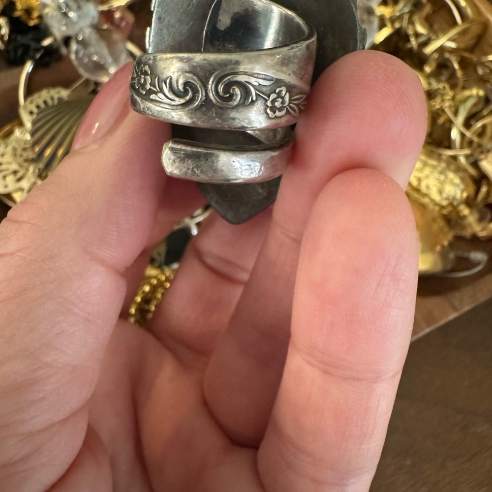 Funky Silver and Green Teardrop Ring - Picture 4 of 5